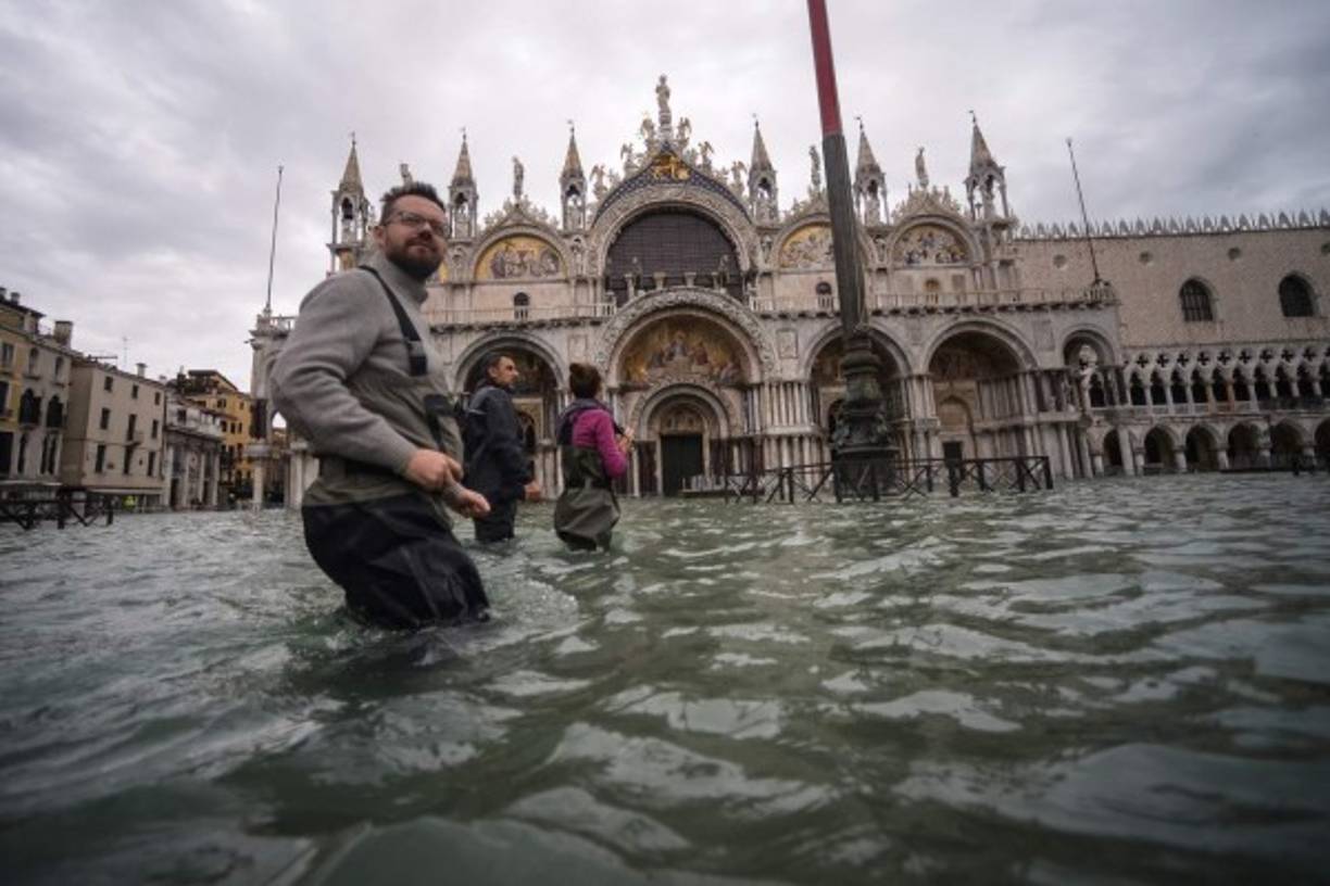 La ciudad de los canales, Patrimonio de la Humanidad, se inundó en la noche entre el 12 y 13 de noviembre por un aumento de la marea de 187 centímetros, el nivel más alto desde que en 1966 se alcanzaran los 194 centímetros, y se registró una víctima mortal.