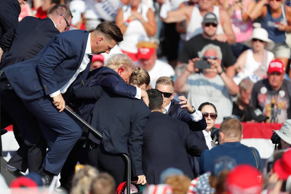Trump resultó herido en una oreja durante el atentado perpetrado por un hombre identificado como Thomas Matthew Crooks.