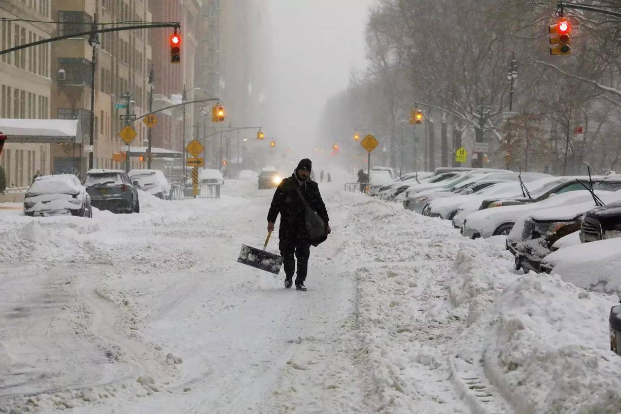 El Servicio Nacional de Meteorología (NWS) indica en su boletín de hoy que la tormenta se desplazará en las próximas horas desde las llanuras centrales de EE.UU. hacia la costa este, y se esperan notables acumulaciones de nieve en una franja desde Ohio hacia Washington DC. 