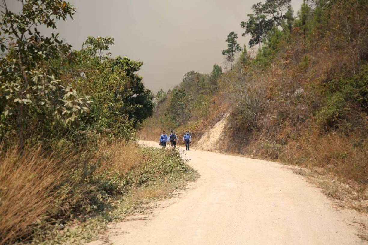 El fuego, que se reportó en la aldea de Corralito, en la capital de Honduras, requirió más de 15 horas de intensos esfuerzos terrestres y aéreos para ser controlado.