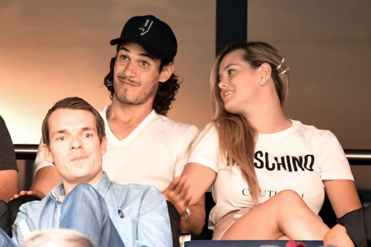 Edinson Cavani, de baja en el PSG por lesión, estuvo en el palco del Parque de los Príncipes acompañado por su bella novia Jocelyn Burgardt.