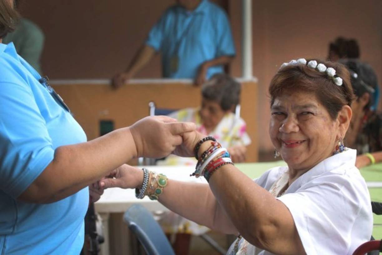 La alcaldía de San Pedro Sula quiso agasajar a estos ancianos, que en su tiempo fueron muy productivos para la ciudad, ahora son recompensados con cariño.