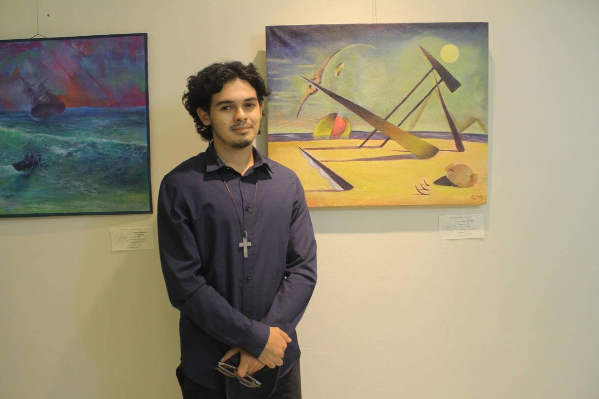 El artista Johan Vallejo con su obra “En azul”.