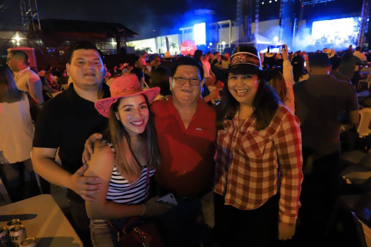 Un ambiente de alegría y camaradería se vivió en el recinto de Expocentro. 