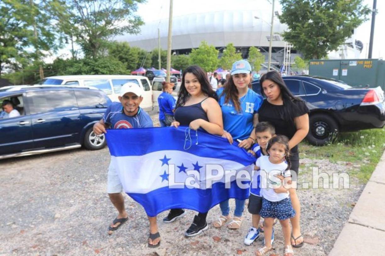 El Estadio abrió sus puertas desde las 3:00 pm y los catrachos se hacen sentir en las calles de Nueva Jersey