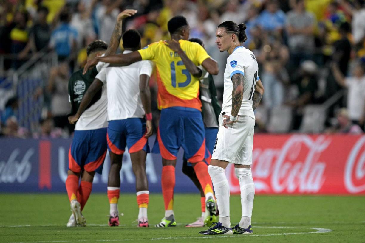 Usuarios en línea respondieron al periodista destacando la discrepancia entre su versión y los testimonios visuales que sugieren que la <b>familia de Núñez estaba con él consolándolo en el campo, desacreditando la narrativa de Faitelson sobre el incidente.</b>