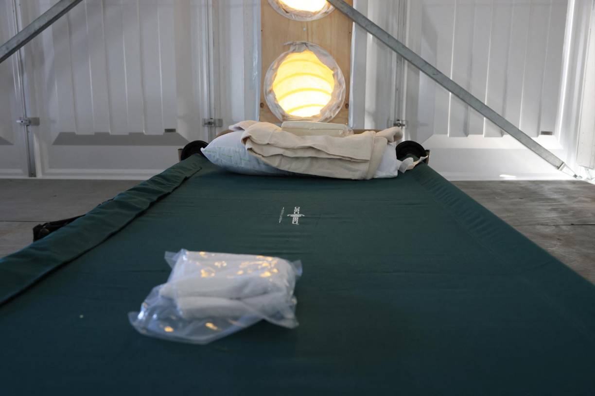  Los refugios de emergencia fueron construidos en menos de dos semanas en Randall’s Island, justo al este de Manhattan.