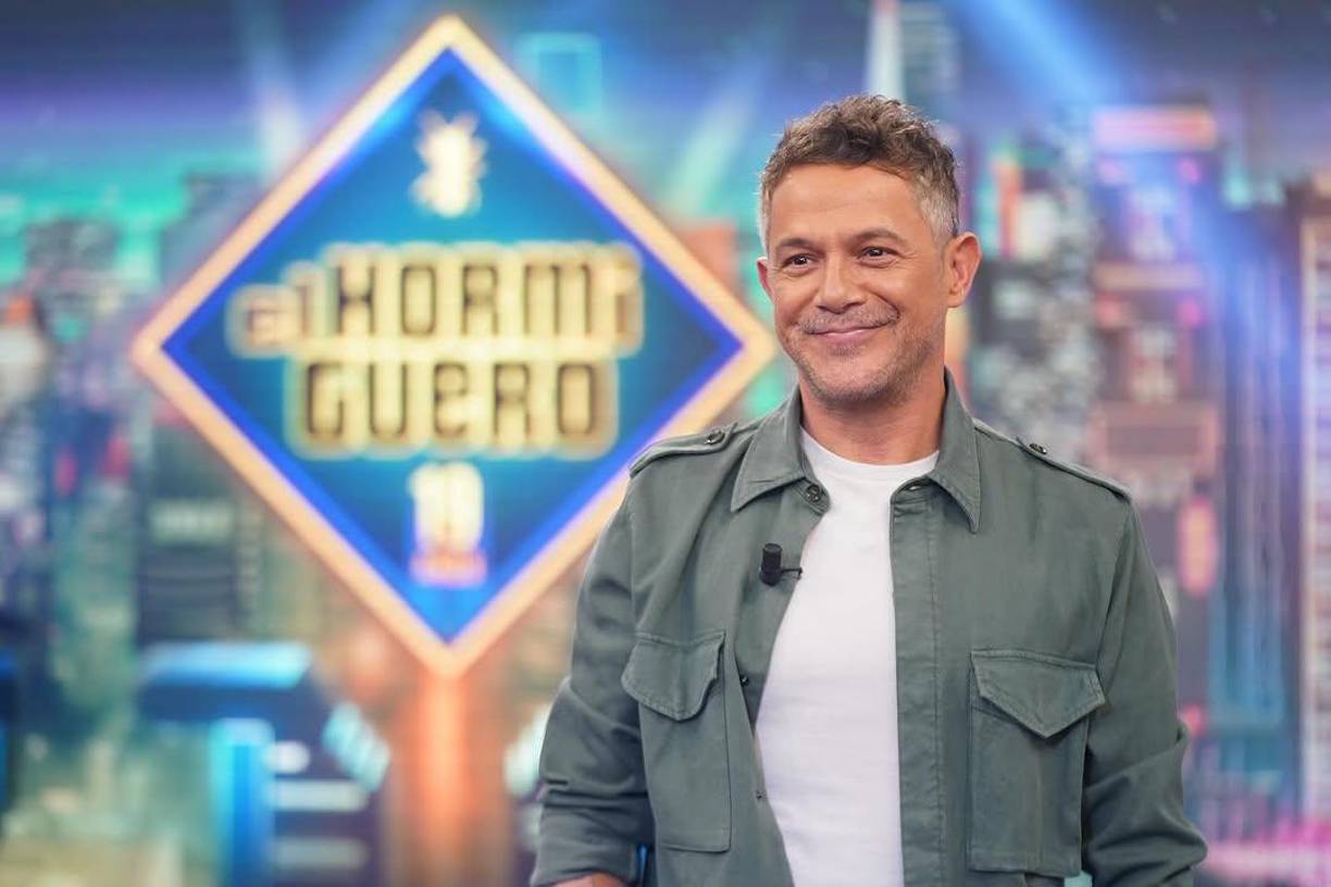 En un inesperado giro de los acontecimientos, Alejandro Sanz ha asumido el papel de mediador en el conflicto entre Pablo Motos y David Broncano, dos de los presentadores más influyentes de la televisión española. Su intervención ha sido crucial para intentar poner fin a una disputa que ha mantenido en vilo a la audiencia y a los medios.