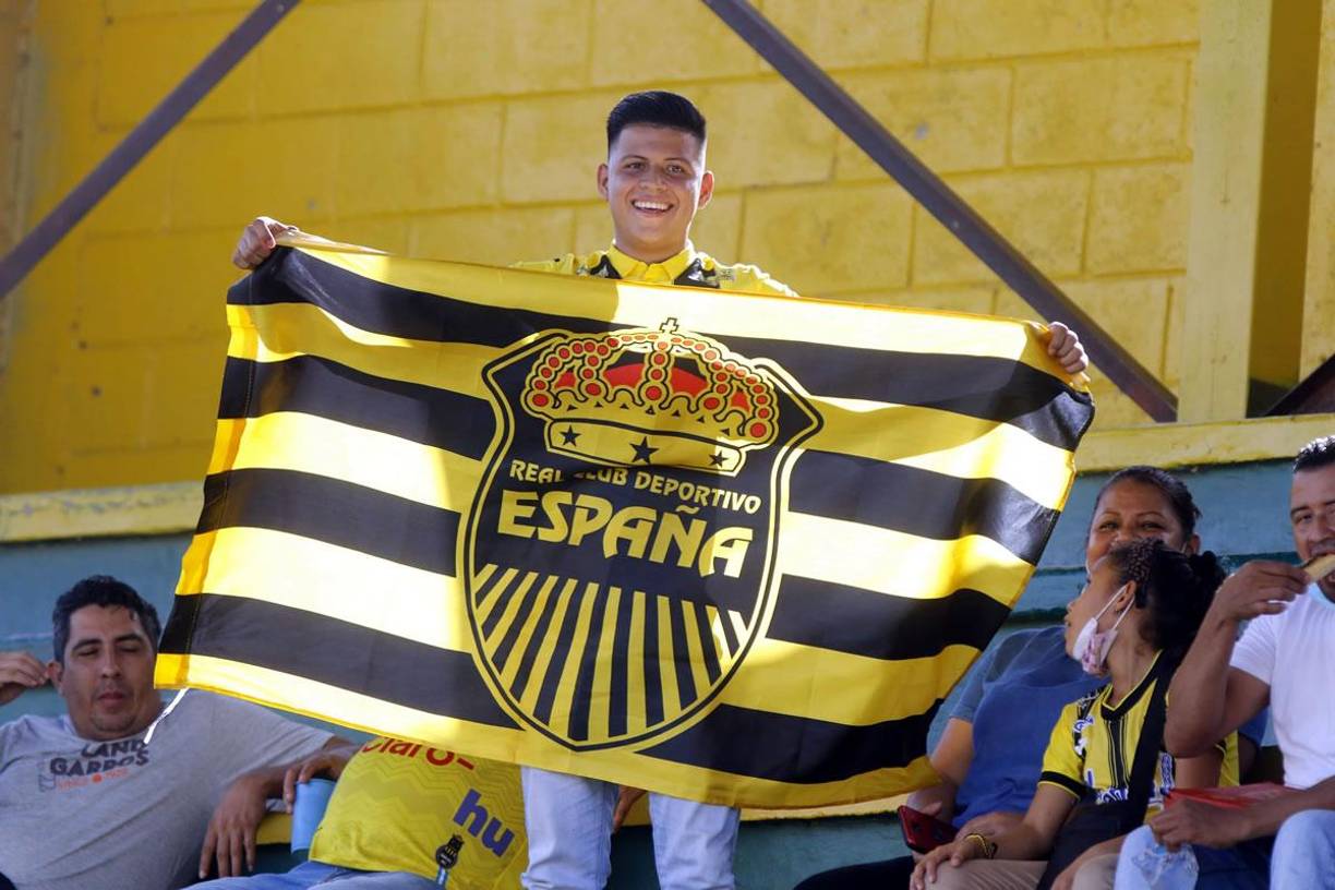 En el estadio Humberto Micheletti llegaron aficionados del Real España para apoyar a su equipo ante el Honduras Progreso.