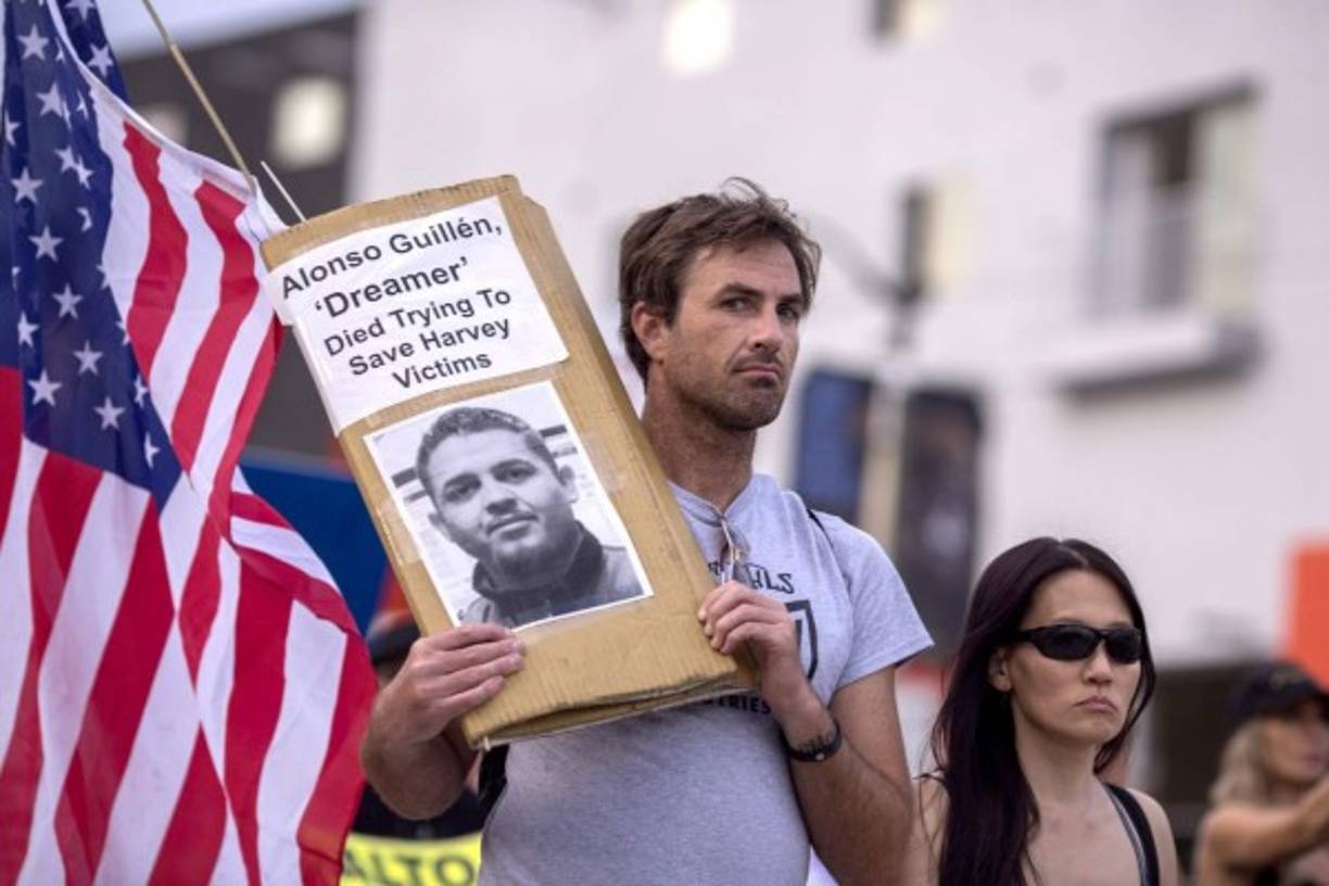 Un hombre lleva una foto de Alonso Guillén, mientras miles de inmigrantes y partidarios se unen defender el DACA para oponerse a la orden del Presidente Trump de terminar con el programa.<br/><br/>Guillén en uno de los tantos dreamers que han aportado a la comunidad donde viven en Estados Unidos.<br/>El joven murió en agosto tratando de rescatar a las víctimas del huracán Harvey.<br/>