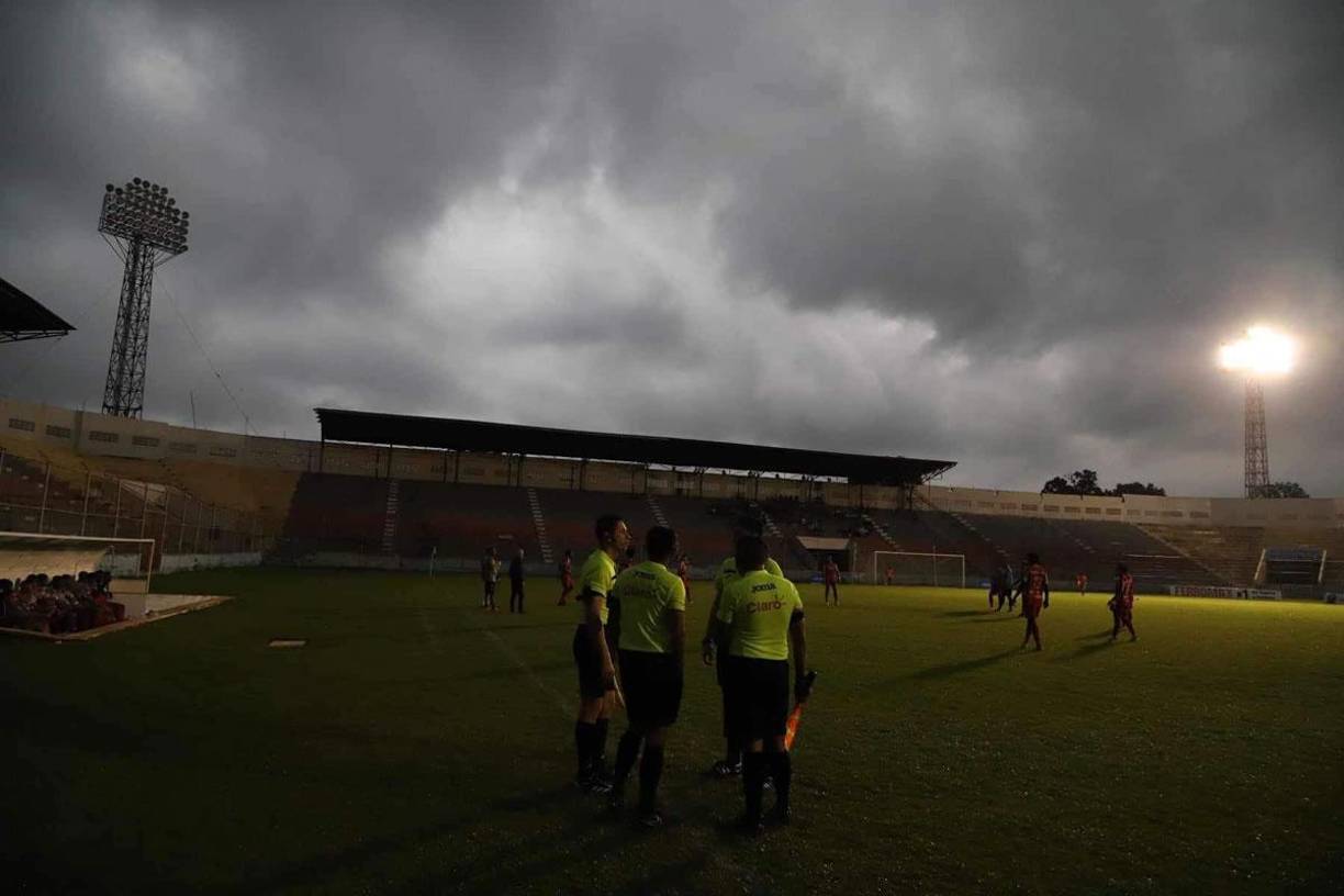 El partido entre Victoria y Real Sociedad fue el primer cotejo y, como ha sucedido regularmente, se fue la energía eléctrica en el estadio Ceibeño.