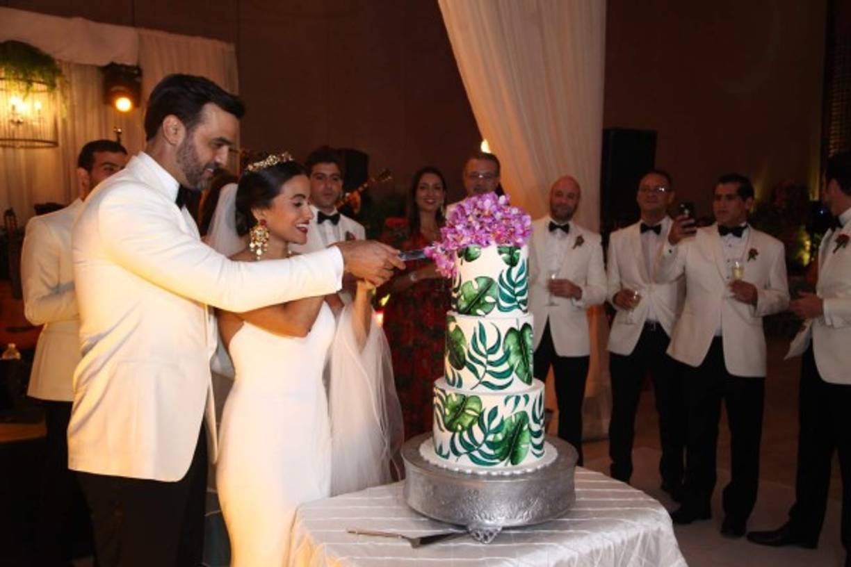 Los novios partieron la hermosa torta pintada por Guillermo Mahchi.