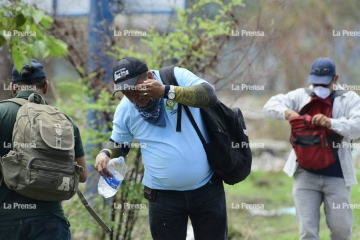 El Gobierno hondureño aprobó ayer un decreto que establece que dos iniciativas de ley para la transformación en las áreas de Salud y Educación no incluyen la privatización de los servicios ni despidos masivos de personal, lo que había motivado que maestros y médicos iniciaran este jueves un paro parcial.<br/>