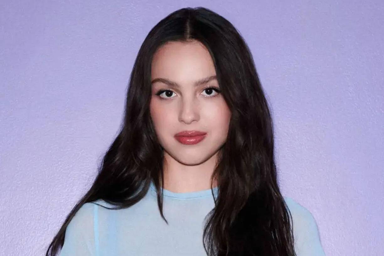 Tras volverse a levantar comentó al público: “A veces simplemente hay un agujero en el escenario. ¡Está bien!, ¿dónde estaba?”, “¿cómo lo estamos pasando esta noche, Melbourne?”.