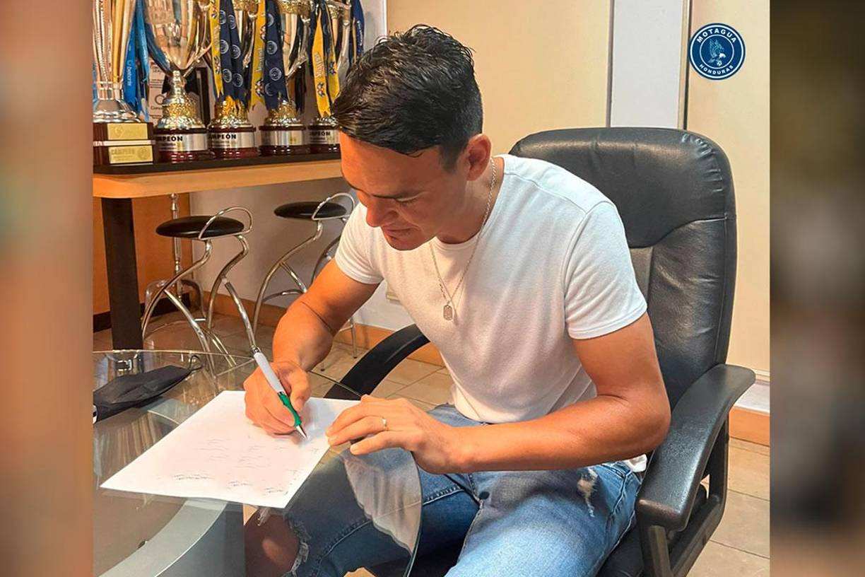 ¡Se queda! Roberto Moreira renovó su contrato con el Motagua. El delantero paraguayo estampó su firma con el campeón a pesar de tener una oferta del fútbol de Sudamérica.