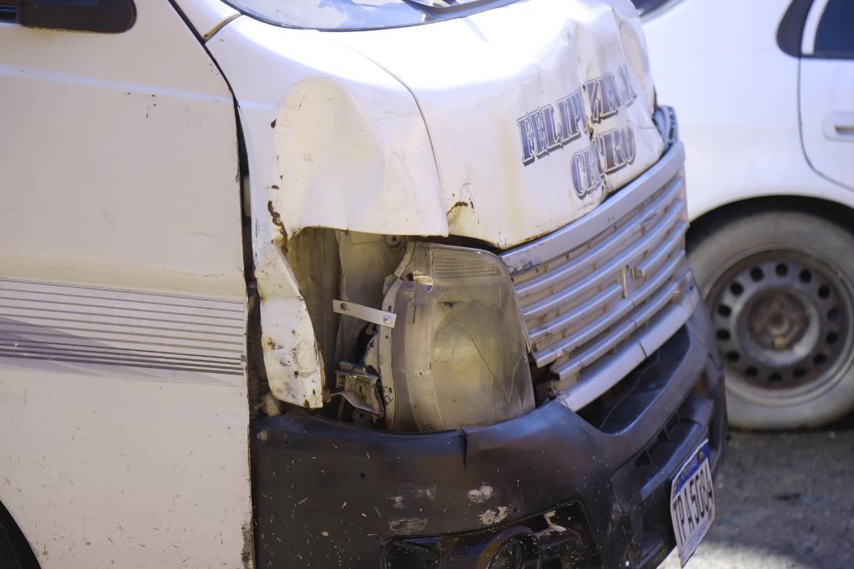 Entre las rutas con unidades con graves daños se mencionan la 1, 2, 4 y 7, pero las rutas que cubren las colonias del sureste también presentan daños en el interior y exterior de las unidades.