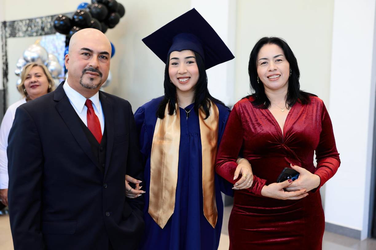 Dagoberto Fúnez con Skarleth Fúnez y Sonia Nieto.