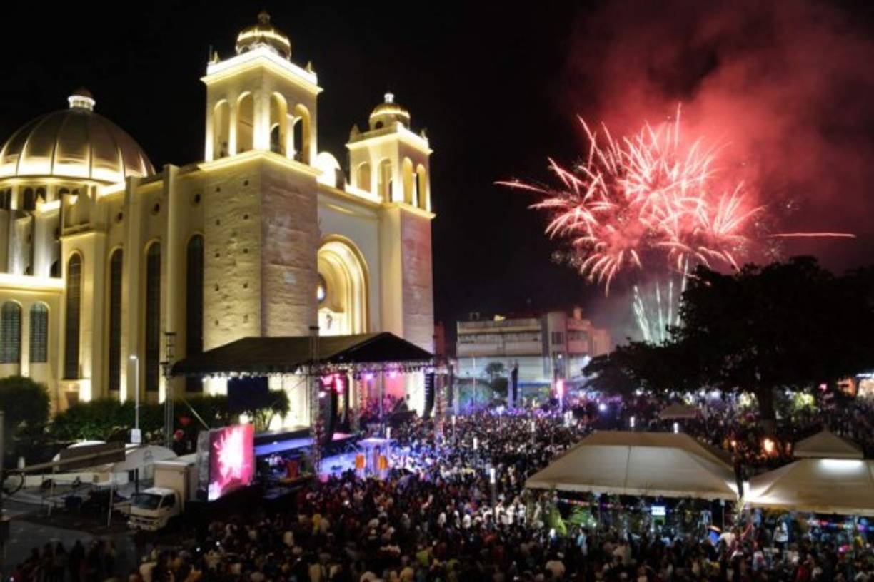 Miles de feligreses salvadoreños madrugaron este domingo para celebrar la canonización de monseñor Óscar Arnulfo Romero, proclamada por el papa Francisco en Roma.