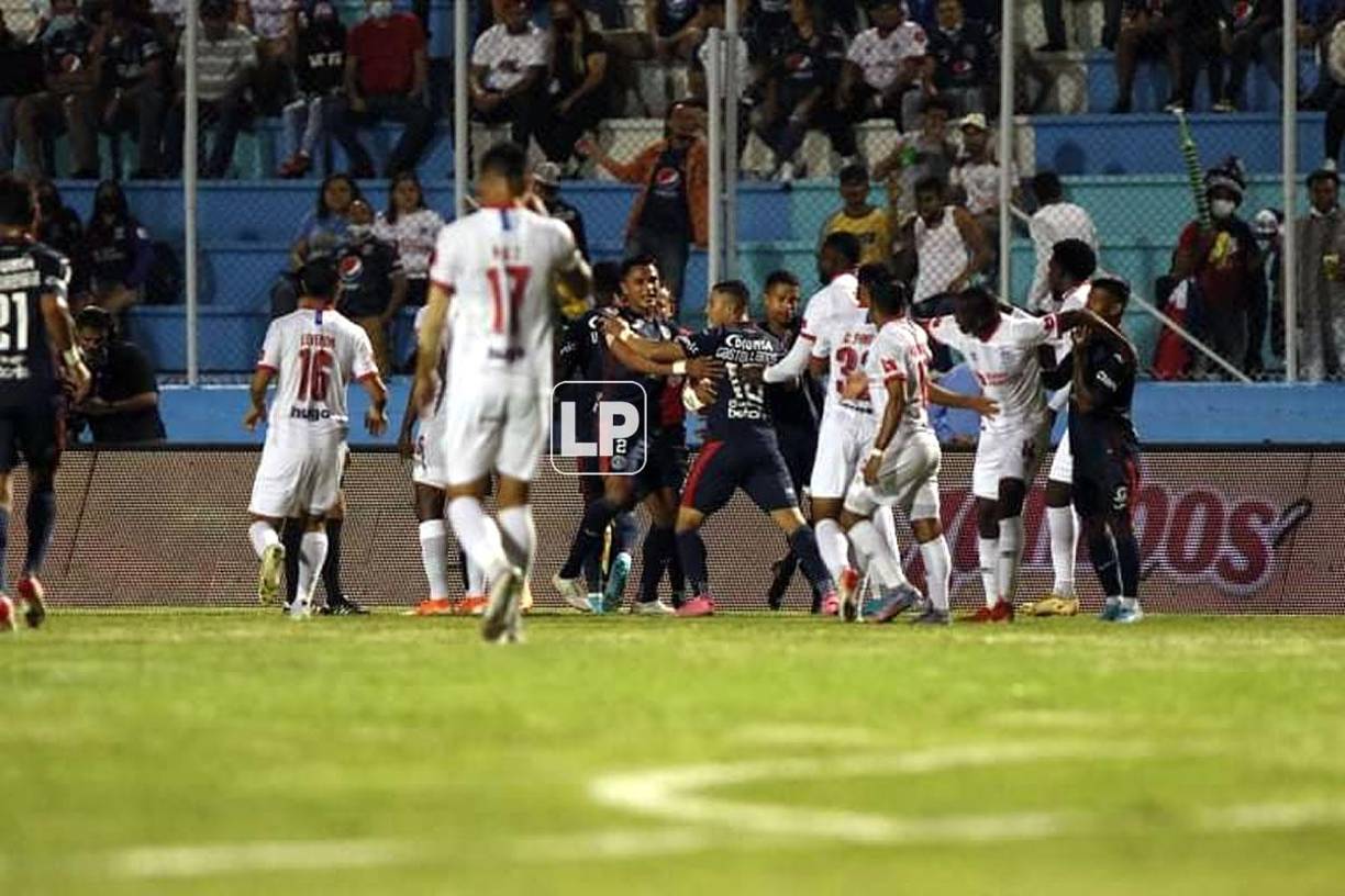 Jugadores del Motagua y Olimpia protagonizaron una bronca en el primer tiempo.
