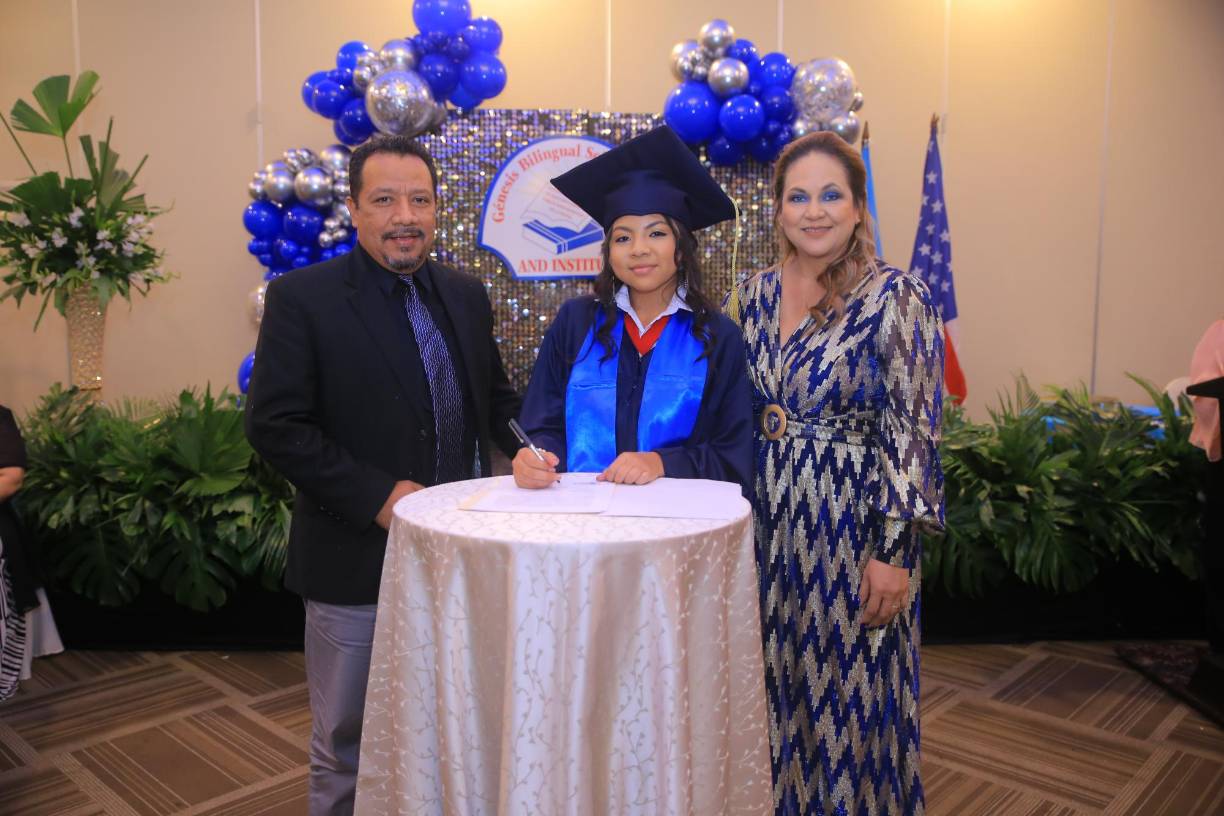 Naomi Perez posando junto a sus padres.