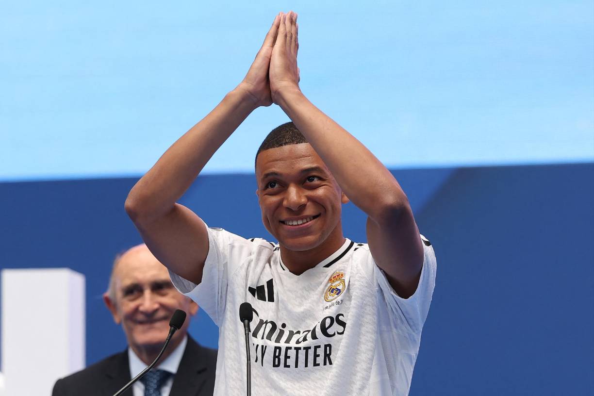 “Voy a dar la vida por este club”, afirmó el astro francés Kylian Mbappé al ser presentado este martes como nuevo jugador del Real Madrid, ante decenas de miles de seguidores en el estadio Santiago Bernabéu.