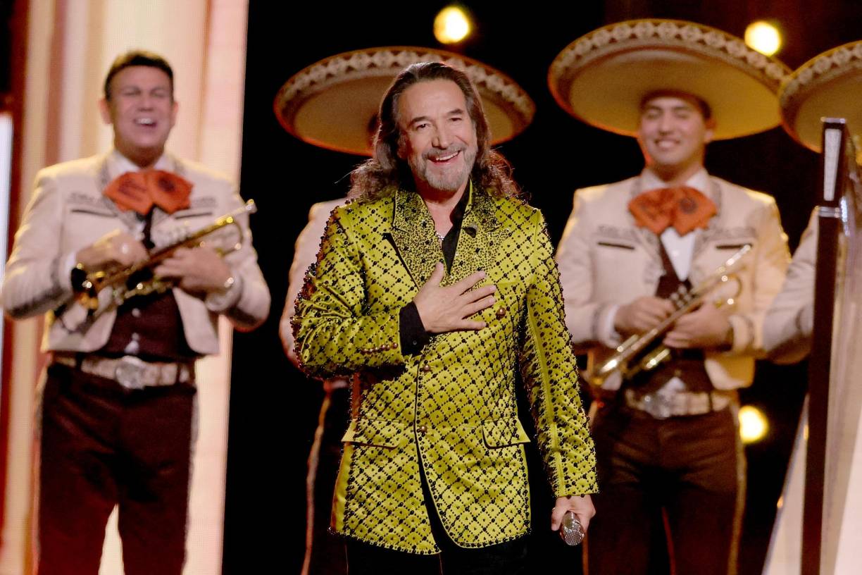 Marco Antonio Solís también interpretó sus grandes éxitos.