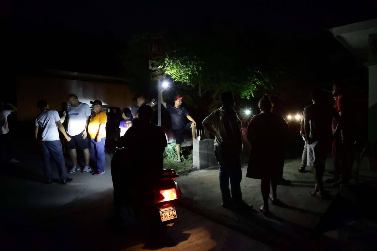Una vecina del sector dice que en ocasiones anteriores, a esa jornada del día, si siente la temperatura como si fuera el mediodía. Con su mirada pareciera que lo asociara a un calor infernal, mientras sacude con sus manos unas cuantas gotas de sudor.