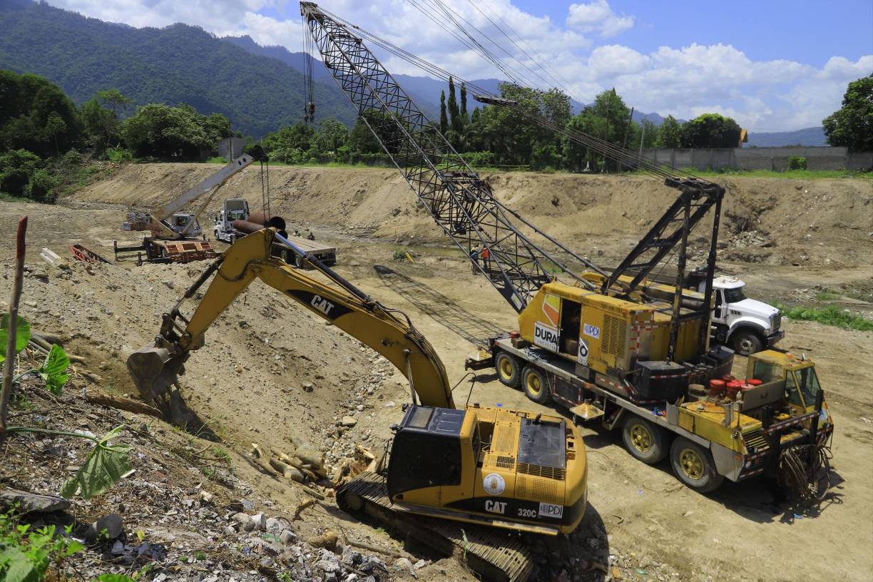 Luis Saa, director de Infraestructura municipal, explicó que el puente dará dos soluciones viales, una que conectará el bordo de Jardines del Valle al puente Los Alpes, o de la morgue, y en sentido longitudinal conectará con el sector Stibys.