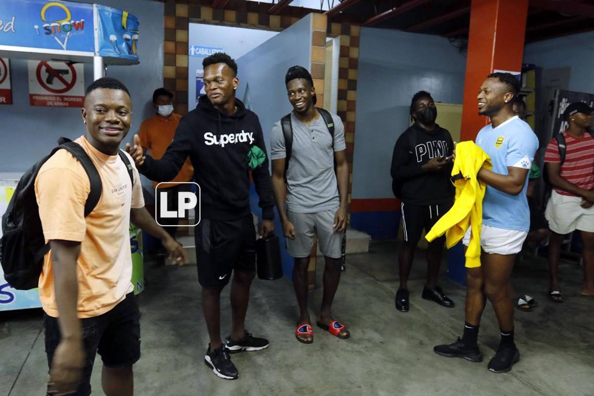 El cruce entre los jugadores de ambos equipos fue de saludos y broma.