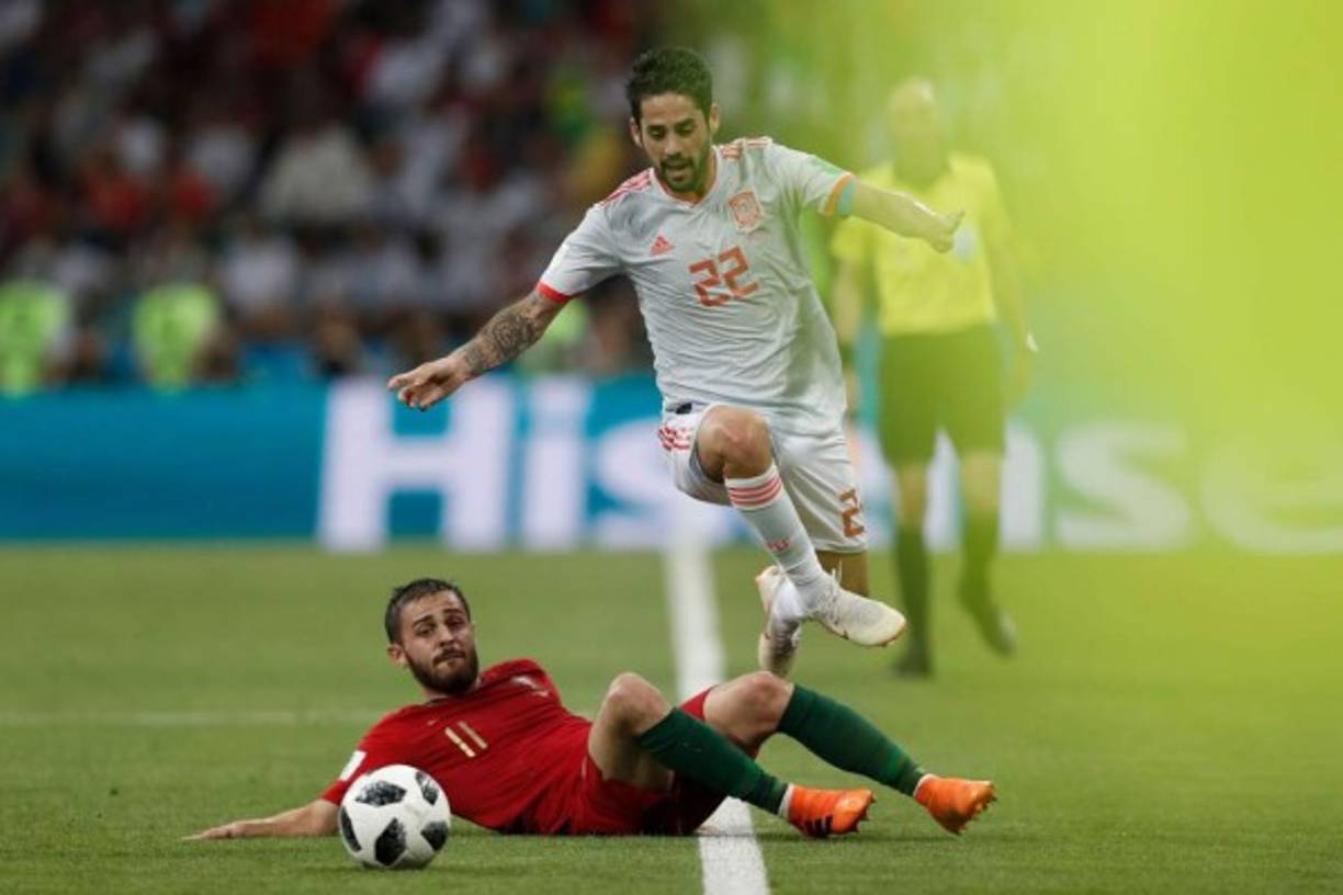 Isco Alarcón supera la marca de Bernardo Silva por la banda izquierda. Foto AFP