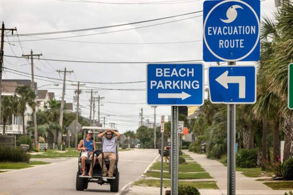 Residentes transitan por la calle hoy, jueves 13 de septiembre de 2018, en Garden Beach, Carolina del Sur (EE.UU.). A pesar de las advertencias y órdenes de evacuación de la zona costera en Las Carolinas, miles de residentes descartaron dejar sus viviendas y apostaron por el 'modo supervivencia' para afrontar la llegada del 'monstruoso' huracán Florence en las próximas horas. <br/><br/>