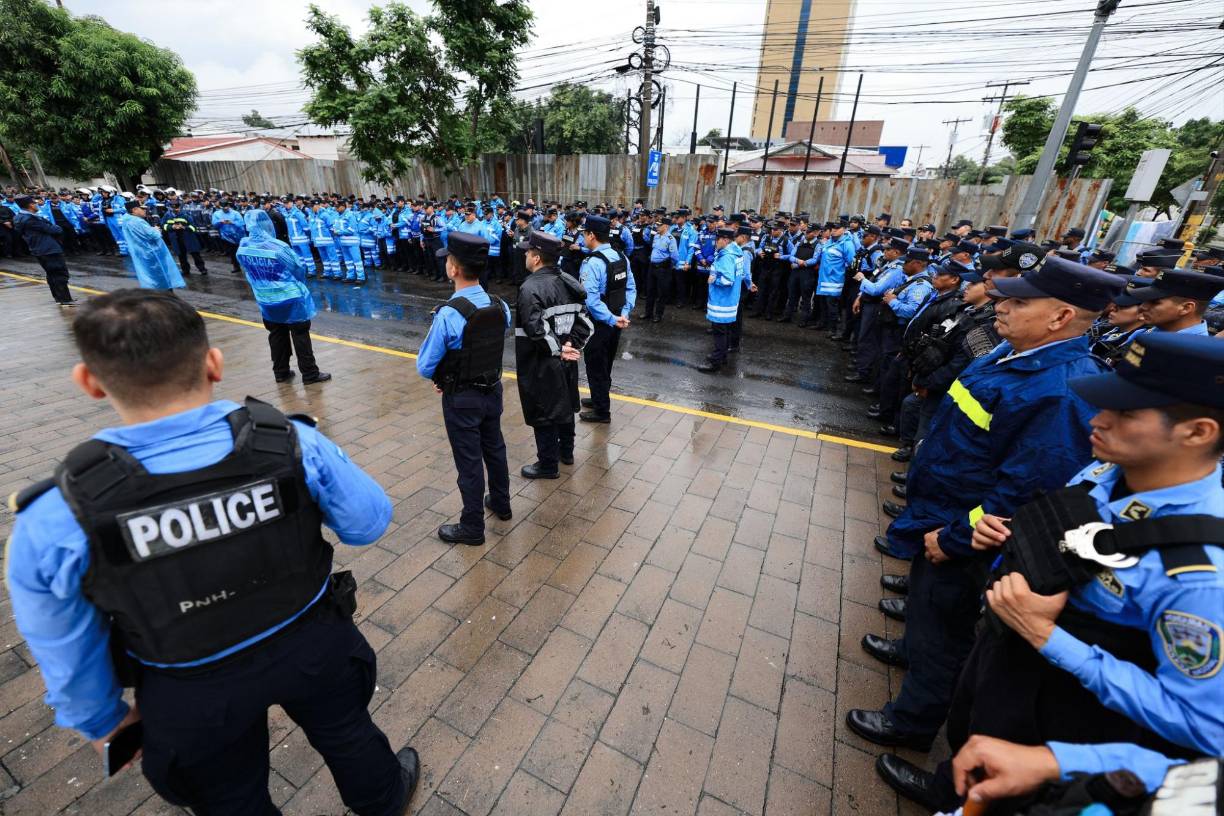 Decenas de elementos de la Policía Nacional llegaron desde muy temprano al Estadio Municipal Francisco Morazán de San Pedro Sula.