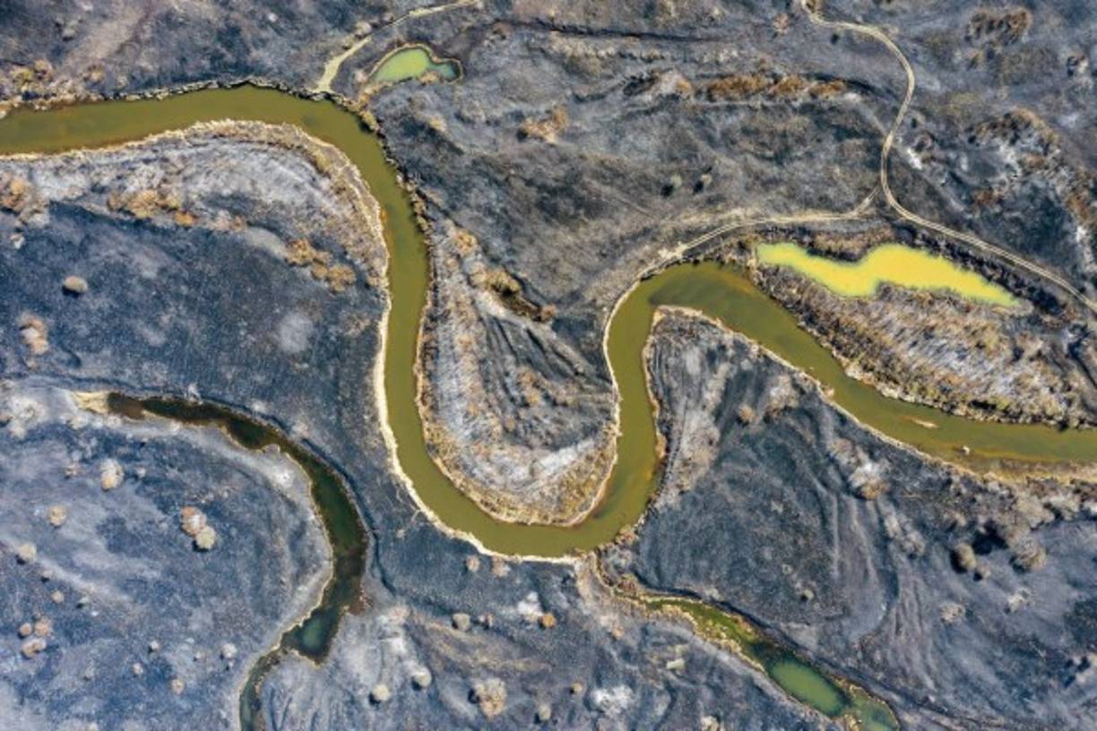 Fotografía aérea muestra las secuelas de un incendio forestal en una zona de exclusión de Chernobyl de 30 kilómetros (19 millas) en Ucrania, no lejos de la central nuclear.