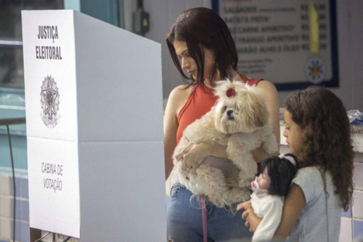 Los brasileños comenzaron a llegar a las urnas desde temprano en una jornada que ha dejado al menos 17 detenidos.