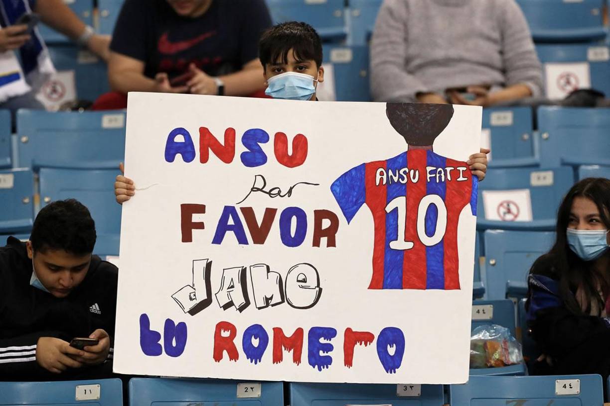 Un pequeño aficionado con una pancarta dedicada a Ansu Fati.