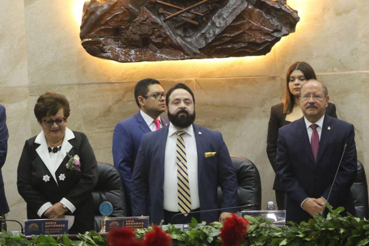 Redondo junto a Hugo Noé Pino, vicepresidente del Congreso Nacional, y Doris Gutiérrez, en representación de la presidenta hondureña, Xiomara Castro.