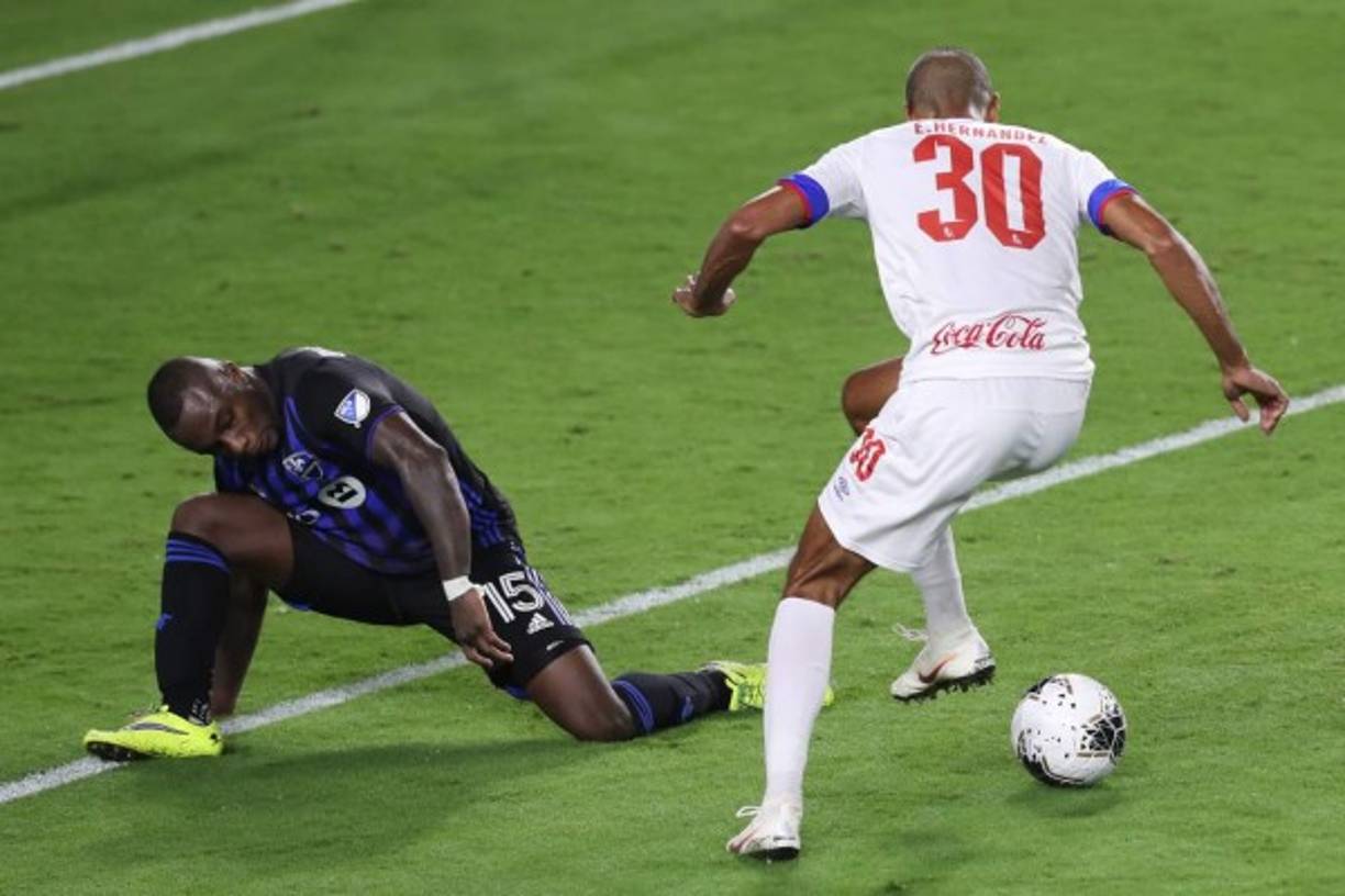 Eddie Hernández entró de cambio en el segundo tiempo y así dejó al defensa Zachary Brault-Guillard en una jugada.