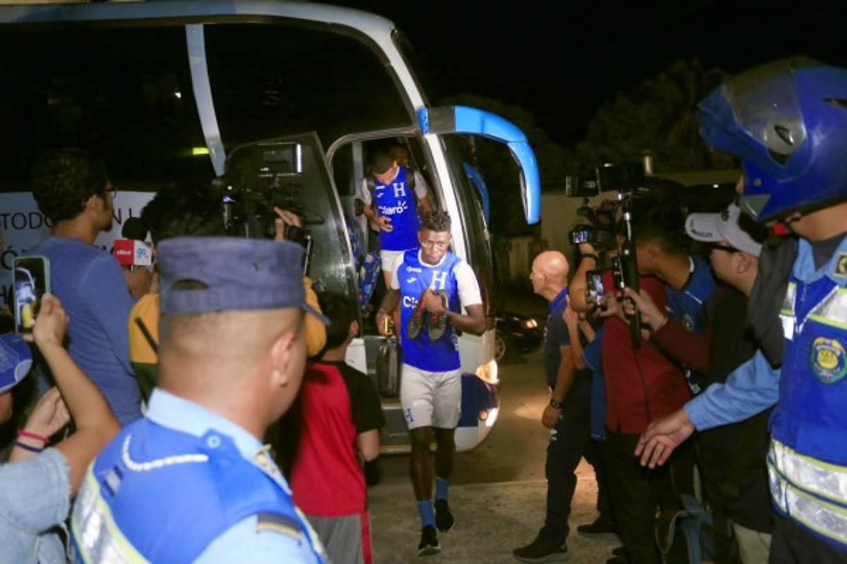 El defensor Bryan Barrios es una de las caras nuevas en la H ya que fue llamado por Fabián Coito.