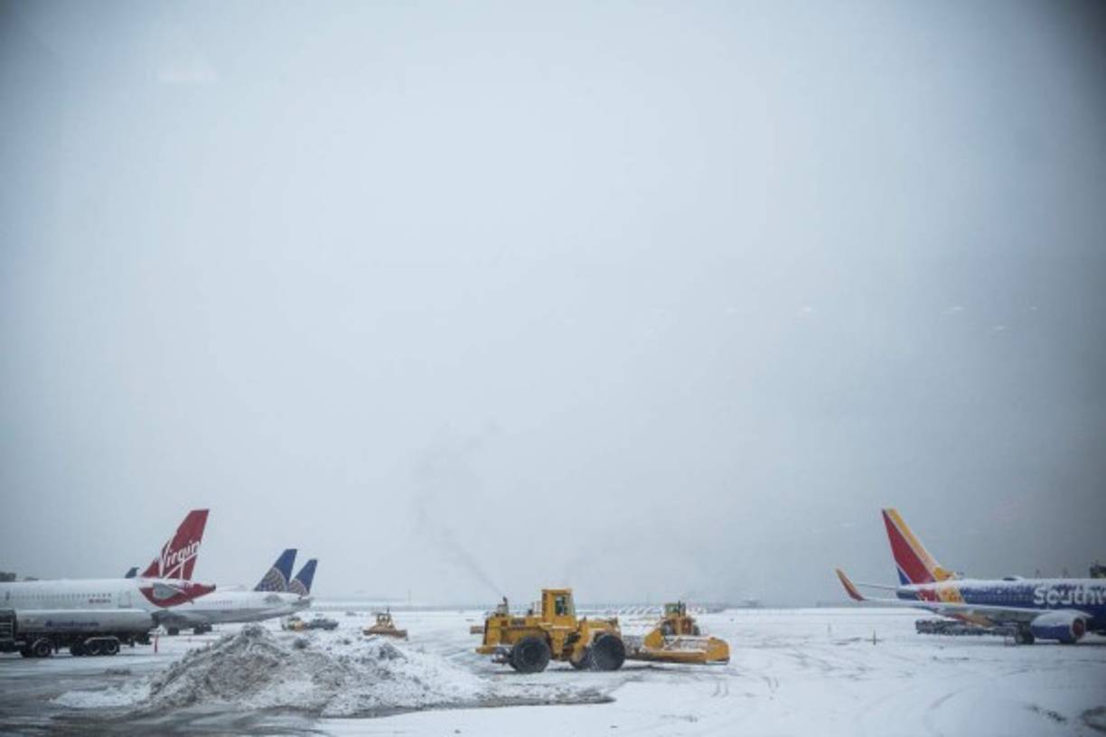 Más de 3,700 vuelos fueron cancelados ayer debido a la tormenta de nieve.<br/>United, Delta, American, Virgin America, U.S. Airways, Southwest, Spirit y JetBlue emitieron pases especiales que permitirá que sus usuarios cambien los vuelos sin ser penalizados.
