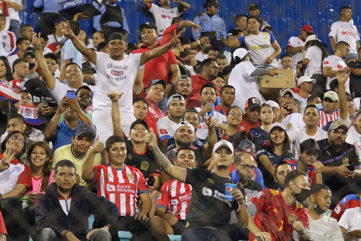 Bellas chicas y la Ultra Fiel: el ambientazo en la semifinal de vuelta Olimpia-Motagua en el Nacional
