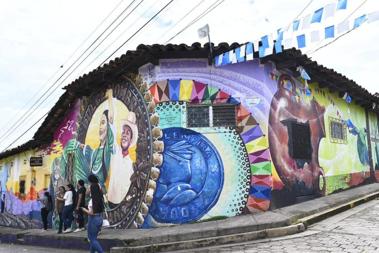 Uno de sus atractivos es que cuenta con más 200 murales realizados por verdaderos artistas de la pintura, quienes echaron vuelo a su imaginación y creatividad en las casas del pueblo.