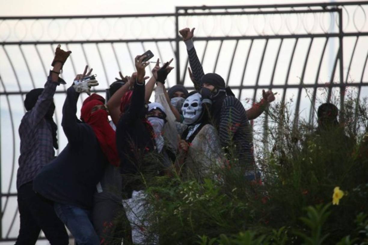 Los manifestantes se toman una selfie.