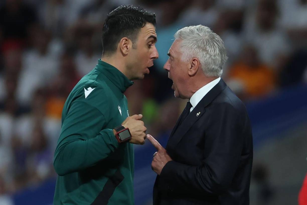 El tremendo enfado de Carlo Ancelotti con el cuarto árbitro del partido. El entrenador italiano reclamó mucho en el primer tiempo.