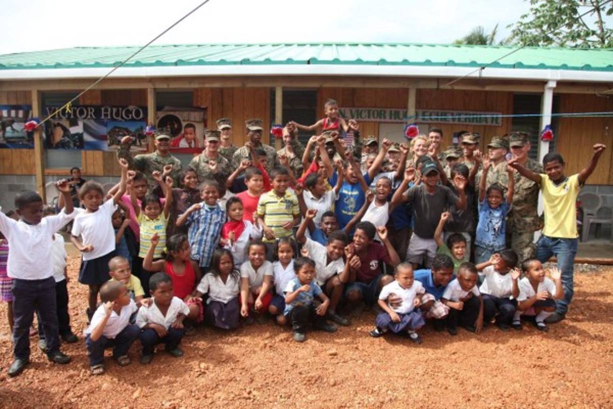 En la inauguración del último centro educativo se realizaron diferentes actos con la presencia de estudiantes y autoridades. Fotos: Andro Rodríguez