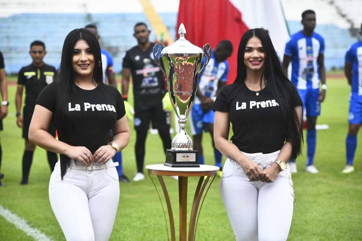 Ellas se robaron las miradas en el estadio Olímpico. ¡Tenían bien custodiada la copa de campeón!