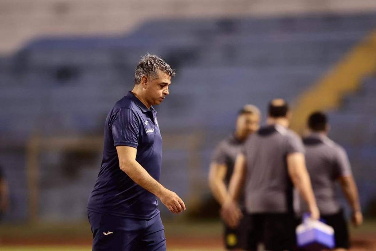 Diego Vázquez, resoplando y cabizbajo en la dolorosa derrota del Motagua ante Real España.