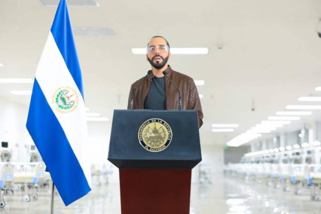 Bukele comunicó la inauguración del centro médico por cadena nacional de radio y televisión, sin que se permitiera la presencia de la prensa en el lugar tras días de polémica por señalamientos de un presunto caso de corrupción en la compra de equipos de protección.<br/>