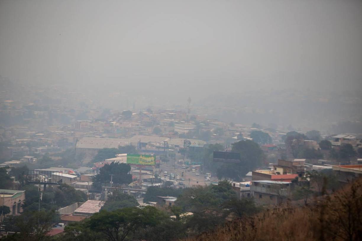 El aire contaminado es una combinación de emisiones de vehículos, partículas originadas de los incendios forestales, la quema constante de desechos sólidos y el polvo de la construcción.
