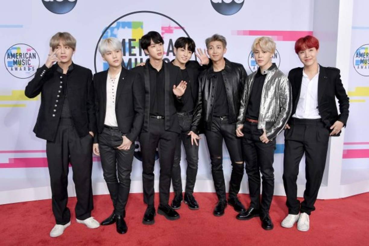 El grupo de K-Pop, BTS causó furor al llegar a la alfombra roja de los American Music Awards 2017 en la ciudad de Los Angeles.