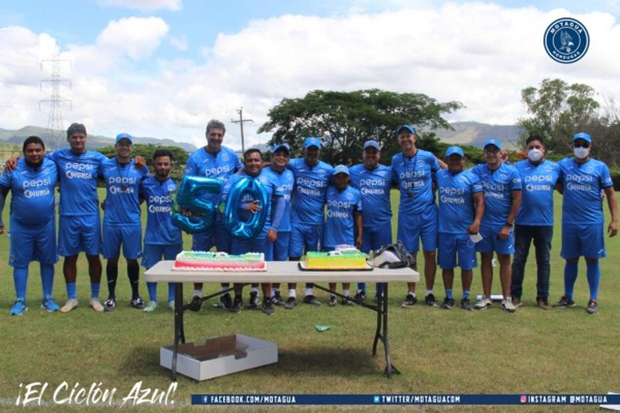 Diego Vázquez posando con su cuerpo técnico en la celebración de su cumpleaños 50.
